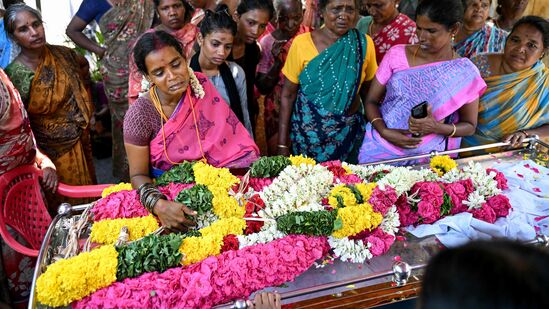 கள்ளச்சாராயத்தை போலவே போதை மருந்து ஒழிப்பிலும் காவல் துறை அதிகாரிகள் உறுதியாக இருக்க வேண்டுமென்று தொடர்ந்து அறிவுறுத்தி வருகிறேன். மது, போதைப் பழக்கங்களுக்கு எதிராக குற்றத் தடுப்பு நடவடிக்கைகளை அரசு ஒரு பக்கம் எடுத்தாலும் இது தொடர்பான விழிப்புணர்வுப் பிரச்சாரங்கள் அதிகம் முன்னெடுக்கப்பட வேண்டும் என்று அரசு கருதுகிறது