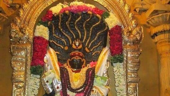 நீங்கள் பிறந்த மாதத்தில் பத்மநாத சுவாமி கோயிலுக்குச் சென்று வழிபட்டு வாருங்கள். அங்கு விளக்கு ஏற்றி வழிபாட்டை மேற்கொள்ளுங்கள். அதே போல திருப்பதி கோயிலுக்கு மாதத்தில் வரக்கூடிய முதல் திங்கட்கிழமை சென்று வழிபடுங்கள். சோட்டானிக்கரை அம்மையாரை &nbsp;வெள்ளிக்கிழமை மகாலட்சுமி அலங்காரமத்தில் பாருங்கள். &nbsp;இதை நீங்கள் செய்யும் பொழுது உங்களுக்கு பொருளாதாரம் &nbsp;உயர்கிறதோ இல்லையோ. நீங்கள் திருப்திகரமாக வளர்வதற்கு அவை உங்களுக்கு உதவியாக இருக்கும்.&nbsp;