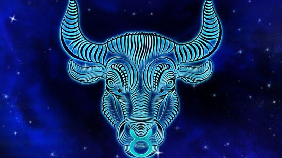 Taurus Weekly Horoscope: ரிஷப ராசிக்கான வார ராசிப்பலன்கள்:உறவில் உள்ள சிக்கல்களை தீர்க்கவும். தொழில்முறை அழுத்தம் உள்ளது. ஆனால், அதை நீங்கள் ஒழுக்கத்துடன் சமாளிப்பீர்கள். உங்கள் வாழ்க்கையில் நிதி ஸ்திரத்தன்மையும் உள்ளது. உங்கள் காதல் வாழ்க்கையில் பொறுமையாகவும் ஈகோவை உறவில் இருந்து விலக்கி வையுங்கள். தொழில்முறை வெற்றி வாரத்தின் மற்றொரு பண்பு ஆகும். வளம் பெருகும் மற்றும் உங்கள் ஆரோக்கியமும் நல்ல நிலையில் இருக்கும்