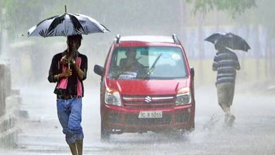 நீலகிரி மற்றும் கோயம்புத்தூர் மாவட்ட மலை பகுதிகளில் ஓரிரு இடங்களில் கன முதல் மிக கனமழை பெய்ய வாய்ப்பு உள்ளதாக தெரிவிக்கப்பட்டு உள்ளது. &nbsp;