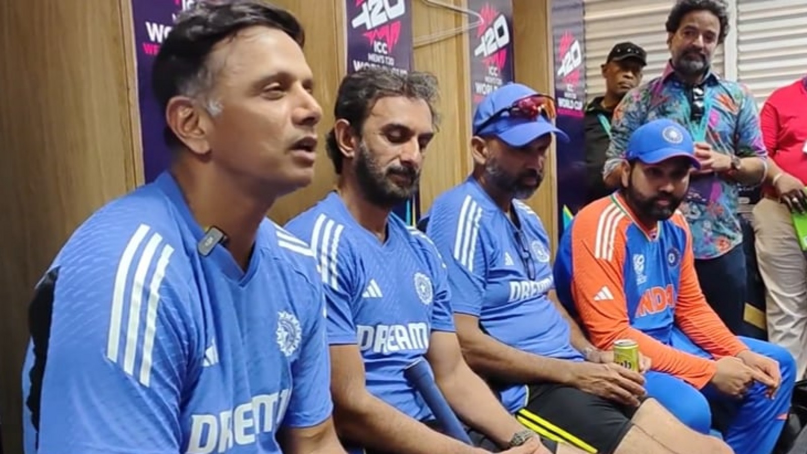 Rahul Dravid: “ரன்கள்,விக்கெட்டுகளை யாரும் நினைவில் வைக்காமாட்டார்கள்!” டிரெஸ்ஸிங் ரூமில் ராகுல் டிராவிட் கடைசி உரையாடல்