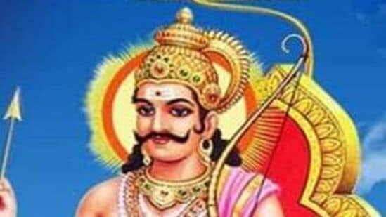 சனி வக்ர பெயர்ச்சி பலன்கள்:சனிபகவான் கடந்த ஜூன் 12 முதல் வருகிற நவம்பர் 4 வரையில் வக்ர கதி அடைந்து, கும்ப ராசியில் சஞ்சரிக்கிறார். அவர் சமசப்தமாக வக்ரகதியில், சிம்ம ராசியை பார்க்கிறார். இப்போது, பெரும்பாலான சிம்ம ராசிக்காரர்களுக்கு வீட்டில் தகராறு நடந்து கொண்டிருக்கிறது. உங்களுக்கு பிடித்தவர்கள் உங்களை வேண்டுமென்றே துன்புறுத்திக் கொண்டிருக்கிறார்கள். இருப்பினும் &nbsp;பிரச்சினையை எதிர்கொண்டு, ஏதோ ஒரு நம்பிக்கையின் அடிப்படையில் சிம்ம ராசிக்காரர்கள் வாழ்க்கையை கடத்திக் கொண்டிருக்கிறார்கள்.&nbsp;&nbsp;