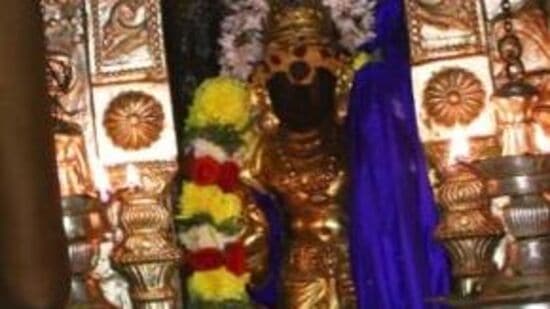 சம சப்தமாக இருக்கக்கூடிய சனிபகவான் தற்போது வக்ரகதியாக மாறுவதன் மூலம், ராஜ யோகம் கிடைப்பது என்பது உறுதியாகும்.&nbsp;குறிப்பாக அரசியல்வாதிகளுக்கு கோல்டன் ஜாக்பாட் யோகம் &nbsp;கிடைக்கும் என்றே சொல்ல வேண்டும்.&nbsp;&nbsp;