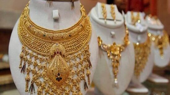 சென்னையில் கடந்த சில நாட்களாக 22 கேரட் ஆபரணத் தங்கத்தின் விலை வரலாறு காணாத வகையில் நாளுக்கு நாள் புதிய உச்சத்தை அடைந்து வந்தது. இந்நிலையில், சென்னையில் 22 ஆபரணத் தங்கத்தின் விலையில் கடந்த மூன்று நாட்களாக மாற்றமில்லாம் பழைய விலையிலேயே விற்பனை செய்யப்பட்டு வந்த நிலையில், இன்று சவரனுக்கு ரூ.40 அதிகரித்துள்ளது. சென்னையில் தங்கம் மற்றும் வெள்ளியின் இன்றைய விலை நிலவரம் குறித்து பார்ப்போம்.
