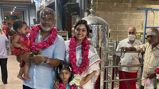 நானே என்னுடைய அம்மாவிடம் இப்படிப்பட்ட ஒரு தந்தை தேவையே இல்லை என்று சொல்லி இருக்கிறேன். ஆனால் அம்மா, அப்பாவின் கடைசி நொடி வரை அவருடன் தான் இருந்தார். அவர் அவரை கடைசிவரை விட்டுக் கொடுக்கவே இல்லை. என்னுடைய கணவர் பற்றி சொல்ல வேண்டுமென்றால், அவர்தான் என்னை வளர்த்தார் என்று கூறலாம் நான் அவரை திருமணம் செய்து கொள்ளும் பொழுது எனக்கு 21 வயது.நான் எப்படி பேச வேண்டும், எப்படி நடந்து கொள்ள வேண்டும், எப்படியான ஆடைகளை அணிந்து கொள்ள வேண்டும் உள்ளிட்ட எல்லாவற்றையும் அவர் தான் எனக்கு சொல்லிக் கொடுத்தார். நான் இன்று பலருக்கு உத்வேகமாக இருக்கிறேன் என்றால், அதற்கான பல்லாயிரம் மடங்கு பாசிட்டிவிட்டியை அவர் எனக்குள் புகுத்தி இருக்கிறார்.வயதானவராக அவர் இருக்கிறார். பத்து வருடங்கள் வயது வித்தியாசம் இருக்கிறது உள்ளிட்ட விவாதங்களை முன் வைக்கிறார்கள். அப்படி நாம் திருமணம் செய்து கொள்ளும் பொழுது, ஒருவர் அதிக புரிதலோடும் இன்னொருவர் குறைவான புரிதலுடன் &nbsp;இருப்பார். அது மிகவும் நன்றாக இருக்கும். அது நிறைய ஆச்சரியங்களையும் கொண்டு வரும். திருமண வாழ்க்கையில் இரண்டு பேரும் அதிக புரிதலோடு இருந்தாலும் பிரச்சினை, இரண்டு பேரும் புரிதலோடு இல்லாமல் இருந்தாலும் பிரச்சினை. &nbsp;ஆனால் எங்கள் விஷயத்தில் அப்படி இல்லை அதனால் அது அழகாக பேலன்ஸ் ஆகிவிட்டது" என்று பேசினார்