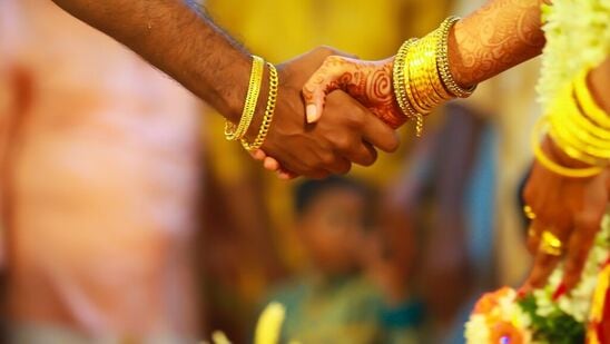 அரச மரத்தின் அடியில் பிரம்மாவும், நடு பகுதியில் மகா விஷ்ணுவும், உச்சியில் பரமேஸ்வரனும் வசிக்கிறார்கள். இவர்களை திருமணத்திற்கு வர வைக்கவே அரசாணிக்கால் நட்டு வைக்கிறார்கள்.