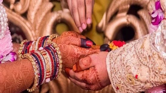 திருமணத்தின் போது மேடையில் அரசாணிக்கால் நடுவது எதனால் என பலருக்கும் தெரியாமல் இருந்து இருக்கலாம். ஆனால் முன்னோர்கள் அதை நடைமுறைக்கு கொண்டு வந்ததற்கு பின்னல் பெரிய காரணம் இருக்கிறது.&nbsp;