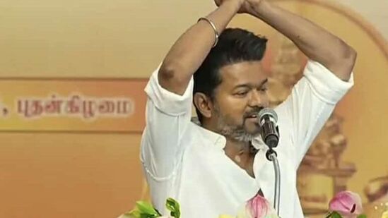 &nbsp;Thalapathy Vijay: 10 மற்றும் 12-ம் வகுப்பு தேர்வுகளில் முதல் மதிப்பெண் எடுத்த மாணவ மாணவிகளுக்கு தமிழக வெற்றிக் கழகத்தின் தலைவரும், நடிகருமான விஜய், இரண்டாவது கட்டமாக பரிசுத் தொகையினை வழங்கி வருகிறார்.&nbsp;அவர் பேசும்போது, "நான் இன்று எதுவும் பேச வேண்டாம் என்று தான் நினைத்தேன். ஆனால் இங்கு நான் அந்த விஷயத்தைப் பற்றி பேசாமல் இருந்தால், அது அவ்வளவு சரியாக இருக்காது என்று எனக்குத் தோன்றியது.&nbsp;நீட் தேர்வால் பாதிப்பு இருக்கிறது.நீங்களே என்னவென்று கனத்திருப்பீர்கள். ஆமாம் நான் நீட் தேர்வை பற்றி தான் பேச இருக்கிறேன்.&nbsp;&nbsp;&nbsp;