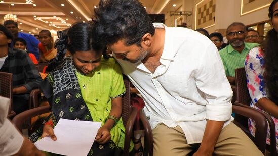 ஒவ்வொரு மாநிலத்திற்கு ஏற்றவாறு அந்த பாடத்திட்டங்கள் இருக்க வேண்டும். இதை நான் மாநில உரிமைகளுக்காக மட்டும் கேட்கவில்லை. அதில் பல்வேறு கண்ணோட்டங்கள், பல்வேறு பார்வைகள் இருக்க வேண்டும் என்பதுதான் என்னுடைய விருப்பம். பன்முகத்தன்மை என்பது ஒரு பலமே தவிர பலவீனம் கிடையாது. மாநில பாடத்திட்டத்தில் படித்த மாணவர்களுக்கு தேசிய பாடத்திட்டத்தின் அடிப்படையிலான தேர்வு வைத்தால் என்ன நியாயம்? &nbsp;மாணவர்கள் பாதிப்பு அடைகிறார்கள்.&nbsp;&nbsp;