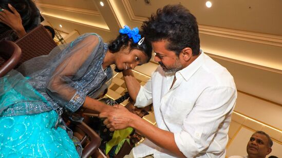 குறிப்பாக கிராமப்புற ஏழை எளிய மாணவர்களுக்கு இது எப்படிப்பட்ட ஒரு கடினமான விஷயமாக இருக்கும் என்பதை கொஞ்சம் எண்ணிப் பாருங்கள். கடந்த மே 5 ஆம் தேதி நடந்த நீட் தேர்வில், சில குளறுபடிகள் நடந்ததாக எல்லாம் நாம் செய்திகளை பார்த்தோம். அதன் பின்னர் நீட் தேர்வின் மீது உள்ள நம்பகத்தன்மையே மக்களிடம் இல்லாமல் ஆகிவிட்டது.&nbsp;நாடு முழுக்கவே அந்த நீட் தேர்வு தேவையில்லை என்பதே இந்த செய்திகளின் வழியாக நாம் புரிந்து கொண்ட விஷயமாக இருக்கிறது. சரி இதற்கு என்ன தான் தீர்வு? நீட் விலக்குதான் இதற்கான ஒரே தீர்வு. நீட் தேர்வு ரத்து தொடர்பாக சட்டமன்றத்தில் கொண்டு வந்துள்ள தீர்மானத்தை நான் மனப்பூர்வமாக வரவேற்கிறேன்.&nbsp;நீட் தேர்வு விவகாரத்தில் ஒன்றிய அரசு காலதாமதம் செய்வதாக எல்லாம் சொல்கிறார்கள். ஆனால், ஒன்றிய அரசு தமிழக மாணவ மாணவிகளின் உணர்வுகளுக்கு மதிப்பளித்து நீட் விலக்கு தொடர்பான நடவடிக்கையை உடனடியாக எடுக்க வேண்டும் என்று நான் இந்த இடத்தில் கேட்டுக்கொள்கிறேன். சரி இதற்கு என்னதான் தீர்வு &nbsp;என்று கேட்டால், கல்வியை பொதுப்பட்டியலில் இருந்து, மாநில பட்டியலுக்கு கொண்டு வர வேண்டும். அதில் ஏதேனும் சிக்கல் இருக்கும் என்றால், அதற்கான இடைக்கால தீர்வாக இந்திய அரசமைப்புச் சட்டத்தை &nbsp;திருத்தி, சிறப்பு பொது பட்டியலை உருவாக்கி, அதில் கல்வி மற்றும் சுகாதாரத்தை சேர்க்க வேண்டும். இப்போதுள்ள பொது பட்டியலில் இருக்கக்கூடிய பிரச்சினை என்னவென்றால், அதில் மாநிலங்களுக்கு அதிகாரங்கள் இருப்பது போல தெரிந்தாலும், அது முழுக்க முழுக்க ஒன்றிய அரசின் கட்டுப்பாட்டில் இருக்கிறது. அது தவிர்க்கப்பட்டு, மாநில அரசுகளுக்கு முழு சுதந்திரம் கொடுக்கப்பட வேண்டும் என்பது என்னுடைய வேண்டுகோள் ஆகும்.&nbsp;&nbsp;