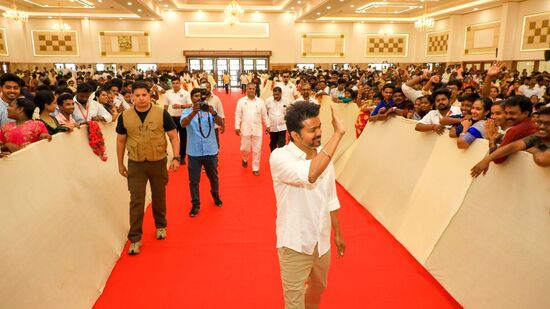 அப்போதுதான் அந்தப் பிரச்சினையானது தொடங்கியது. அதன் பின்னர் ஒரே நாடு, ஒரே பாடத்திட்டம், ஒரே தேர்வு என்ற பிரச்சினை வந்து இருக்கிறது. இது கல்வி கற்கும் நோக்கத்திற்கே எதிரானதாக இருப்பதாக நான் பார்க்கிறேன்.&nbsp;&nbsp;&nbsp;