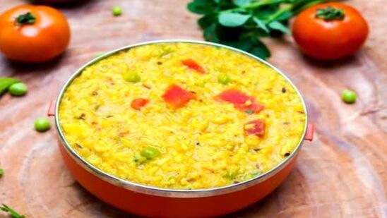 மழை நாட்களில் பல வீடுகளில் கிச்சடி உண்ணப்படுகிறது. பலர் அரிசி மற்றும் பருப்பு வகைகளை வேகவைத்து கிச்சடி தயாரிக்கிறார்கள். இது அதே நேரத்தில் வயிற்றை நிரப்புவதால் சுவையாக இருக்கும். ஆனால் மழை நாளில் ஏன் கிச்சடி சாப்பிடுகிறீர்கள் என்று நீங்கள் எப்போதாவது யோசித்திருக்கிறீர்களா? இன்று தெரிந்து கொள்வோம். &nbsp;