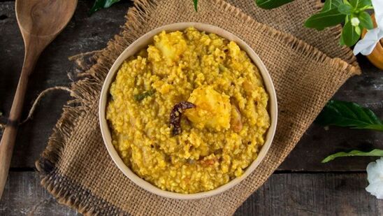 இடம்பெயர்ந்த மக்கள் தெருக்களில்&nbsp;பாடி அரிசி மற்றும் பருப்பு வகைகளை தட்சணையாக பெற்றனர். அவர்கள் அரிசியையும் பருப்பையும் ஒன்றாக கலந்து சமைத்து மிக விரைவாகவும் தொந்தரவு இல்லாமலும் சாப்பிடுவார்கள். பின்னர் இந்த உணவுக்கு கிச்சடி என்று பெயரிடப்பட்டது. ஆனால் அது அவர்களின் தினசரி உணவு. &nbsp;