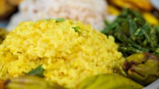மழைக்காலம் எப்படி கிச்சடியுடன் கலந்தது? ஒரு மழை நாளில் கிச்சடி சாப்பிட்டதாக மற்றொரு கதை உள்ளது. கிராமப்புறங்களில் மழைக்காலங்களில், சுற்றுப்புறம் தண்ணீரால் நிரம்பும். தண்ணீரையும் சேற்றையும் கடந்து தூரத்தில் உள்ள சந்தைக்குச் செல்வது கடினமாக இருந்தது. சந்தை சாத்தியமில்லாததால், இல்லத்தரசிகள் வீட்டில் உள்ள பொருட்களான அரிசி மற்றும் பருப்பு வகைகளை எளிதாக சமைப்பார்கள். &nbsp;