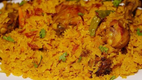 கிச்சூரி 1200-1800 க்கு இடையில் வங்காளத்தில் தோன்றியதாகக் கூறப்படுகிறது. மானசமமங்களில், சிவனே பார்வதிக்கு&nbsp;கேட்ட உணவு கிச்சடி. இது 'ஏழைகளின் இறைச்சி' என்று அழைக்கப்பட்டாலும், பருப்பு வகைகள் ஆரம்பத்தில் உயர்தர உணவாக இருந்தன. இந்த உணவு ஜோராசங்கோவின் தாகூர்பாரியில் பிரபலமாக இருந்தது. &nbsp;