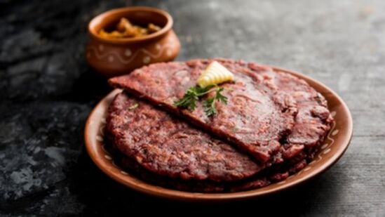 Ragi roti : சுவையும், எண்ணற்ற ஊட்டச்சத்துக்களும் நிறைந்த ராகி ரொட்டி! இனிப்பு, காரம் என இரு சுவைகளில், இதோ 2 ரெசிபி!