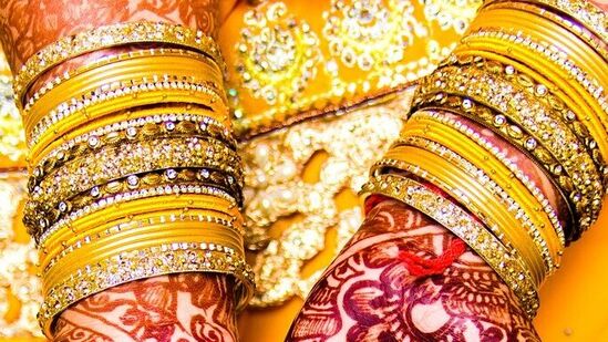 நேற்றைய தங்கம் விலை நிலவரம்: சென்னையில் 22 கேரட் ஆபரணத் தங்கத்தின் விலை நேற்று (ஜூலை 03) ஒரு சவரன் ரூ.53,560-க்கு விற்கப்பட்டது. ஒரு கிராம் ஆபரணத் தங்கத்தின் விலை ரூ.6,695-க்கு விற்பனை செய்யப்பட்டது.