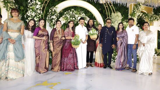 பிரபல நடிகர் சரத்குமாரின் மகளும், நடிகையுமான வரலட்சுமி சரத்குமார், தன்னுடைய காதலரான நிக்கோலாய் சச்தேவை திருமணம் செய்து கொண்டார். இவர்களது திருமணம் தாய்லாந்தில் நடைபெற்றது. இதனையடுத்து திருமண வரவேற்பு சென்னையில் நடைபெற்றது. இதில் முதல்வர் உட்பட ஏராளமான பிரபலங்கள் கலந்து கொண்டனர்.