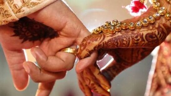 துலாம்: காதல் விஷயத்தில், நீங்கள் இன்று நல்ல பலன்களைப் பெற மாட்டீர்கள். காதலில் மோதல் ஏற்படும். உறவில் சந்தேகம் வரலாம். திருமண வாழ்க்கையில், நீங்கள் உங்கள் துணையுடன் ஒரு நல்ல நேரத்தை செலவிடுவீர்கள். இருப்பினும், அவர்களின் உடல்நலம் குறித்து நீங்கள் கவலைப்படுவீர்கள்