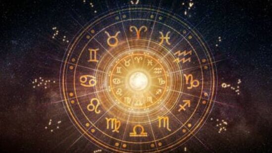 &nbsp;துலாம்: சுக்கிரன் துலாம் ராசிக்காரர்களுக்கு நல்ல பலன்களைத் தருவார். வரப்போகும் ஆண்டில் உங்களுக்கு பதவி உயர்வு கிடைக்க வாய்ப்புள்ளது. இக்காலத்தில் செல்வமும் அறிவும் பெறுவீர்கள். &nbsp;சுகமும் செழிப்பும் பெருகும். வியாபாரத்திலும் நல்ல லாபம் கிடைக்கும்.&nbsp;&nbsp;