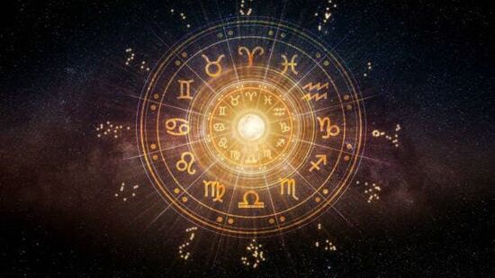 துலாம்: கடக ராசியில் சுக்கிரனின் பெயர்ச்சியால், துலாம் ராசிக்காரர்களுக்கு நல்ல பலன்கள் கிடைக்கப்போகிறது. இந்த காலகட்டத்தில் துலாம் ராசியினருக்கு பதவி உயர்வு கிடைக்க வாய்ப்புள்ளது. வரப்போகும் காலகட்டத்தில் செல்வமும் அறிவும் அதிகரிக்கும். இந்த ராசிக்காரர்களுக்கு மகிழ்ச்சியும் செழிப்பும் பெருகும், வியாபாரமும் லாபம் தரும்.