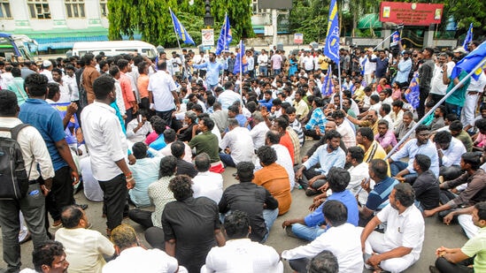 பொதுமக்கள் பிரச்னைக்காக பல்வேறு நடவடிக்கைகளில் தலையிட்டு உள்ளார். அதனால் அவருக்கு முன் விரோதம் உண்டு. இது போலீஸ்க்கு நன்றாக தெரியும். அவருக்கு உரிய பாதுகாப்பை காவல்துறை வழங்கி இருக்க வேண்டும். அது அதிர்ச்சி அளிக்கின்றது. குற்றவாளிகளை கைது செய்வதிலாவது விழிப்பாக இருக்க வேண்டும், அதில் அவர்கள் அலட்சியமாக இருக்க கூடாது என திருமாவளவன் தெரிவித்து உள்ளார்.&nbsp;