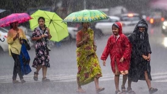 கோடை காலம் முடிந்து மழைக்காலம் தொடங்கிவிட்டது. நீண்ட நாட்களாக கடும் வெயிலை எதிர்கொண்ட மக்கள் தற்போது மழையால் பாதிக்கப்பட்டுள்ளனர். காலநிலை மாற்றம் ஆரோக்கியத்தை பாதிக்கிறது. மழைக்காலத்தில் உடல் ஆரோக்கியத்தில் கவனம் தேவை.