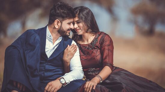 ஒருவருக்கொருவர் இலக்குகளை ஆதரித்தல்: திருமணத்தின் ஆரம்ப மாதங்களில் மிக முக்கியமான இரண்டு அம்சங்கள் தொழில் ஆசைகள், தனிப்பட்ட லட்சியங்கள் மிக முக்கியமானவை. இதில் ஒருவரின் தொழில் ஆசைகள், தனிப்பட்ட லட்சியங்களில் ஒருவருக்கொருவர் பரஸ்பர ஆதரவு கொடுப்பது மிக முக்கியம். ஒருவருக்கொருவர் கனவுகளைப் புரிந்துகொள்வதும் ஊக்குவிப்பதும் மிகவும் வலுவான இணைப்பினை உருவாக்குகிறது மற்றும் இருவரும் முன்னேற உதவுகிறது.&nbsp;அன்பு மற்றும் அக்கறையின் வெளிப்பாட்டால் காதல் பராமரிக்கப்பட வேண்டும்: இது பூக்கள் போன்ற சிறிய பரிசுகளை ஏற்பாடு செய்வது போல எளிமையாக இருக்கலாம். தினசரி பணிகளுடன் வழக்கமாக ஒருவருக்கொருவர் பேசிக்கொள்வதை உறுதி செய்தல், ஒருவருக்கொருவர் காதல் மற்றும் அன்பு உணர்வை வைத்திருத்தல், நல்லிணக்கத்துடன் வாழ்வதற்கான மதிப்பு மற்றும் ஆதரவை வழங்குதல், வாழ்க்கையை அர்த்தமுள்ளதாகவும் பலனளிப்பதாகவும் மாற்றுதல் ஆகியவை இதில் அடங்கும்.