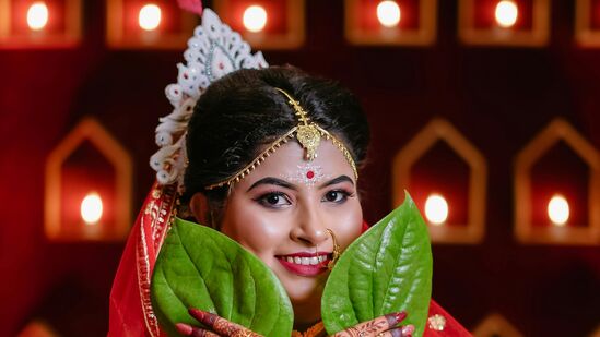 நகைச்சுவையைக் கண்டறிதல்: சிரிப்பு பிணைப்புகளை வலுப்படுத்துகிறது மற்றும் தடைகளை கடக்க உதவுகிறது. அன்றாட சூழ்நிலைகளில் நகைச்சுவையுடன் இருப்பது பதற்றத்தைத் தணிக்கவும், ஒருவருக்கொருவர் நெருக்கமாகவும் உதவும்.
