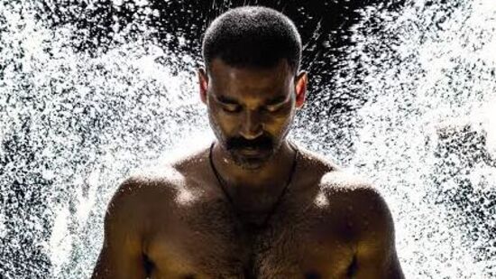 காரணம் என்னவென்றால், நான் முன்னமே செல்வராகவன் சாரிடம் பணியாற்றியதுதான். அங்கு செல்வராகவன் எனக்கு சொல்லிக் கொடுத்த பார்முலா 44 யை இங்கு அப்ளை செய்தேன். அழகாக பொருந்தி போய்விட்டது..ஆனால் பாருங்கள், செல்வராகவன் அந்த பார்முலா 44 யை வீட்டிலேயே வைத்து விட்டு வந்து விட்டார். இதனால் செட்டில் பயங்கரமாக தடுமாறினார்.&nbsp;&nbsp;&nbsp;