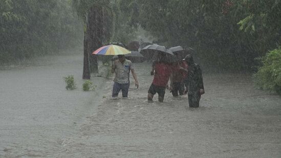 Mumbai rain: மும்பையில் பெய்த கனமழையால் நகரில் வெள்ளம் பெருக்கெடுத்தது.. ரயில் சேவை பாதிப்பு(Photo by Bachchan Kumar/ HT PHOTO)