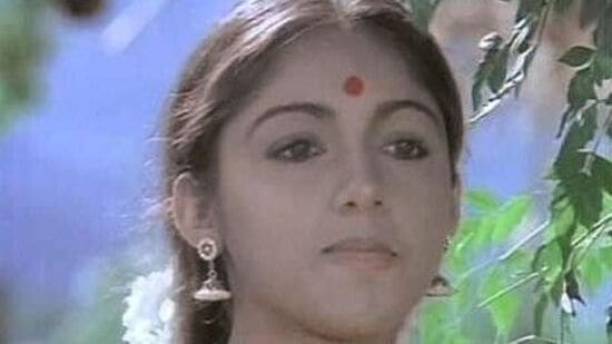 HBD Revathi: நடிகை ரேவதி தமிழ், மலையாளம், தெலுங்கு, கன்னடா, இந்தி திரைப்படங்களில் நடித்து முன்னணியாகத் திகழ்ந்தவர். இதுவரை மூன்று தேசிய விருதுகளையும் ஆறு ஃபிலிம்பேர் விருதுகளையும், ஒரு கேரள அரசின் மாநில விருதினையும் வென்ற நல்ல நடிகையாகத் திகழ்ந்தார், ரேவதி. இன்று தனது 58ஆவது வயதில் அடியெடுத்து வைக்கிறார், நடிகை ரேவதி. அவர் குறித்து அறிந்துகொள்ள நம்மிடம் ஏராளமான சுவாரஸ்யமான விஷயங்கள் உள்ளன. வாருங்கள் பார்ப்போம்.