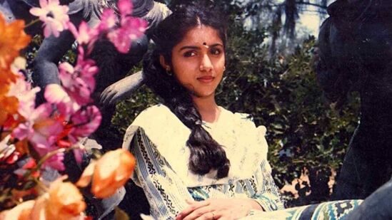 திரைப்புமுனை தந்த சினிமா வெற்றி:நடிகை ரேவதி, பாரதிராஜாவின் இயக்கத்தில் வெளியான மண் வாசனை திரைப்படமானது 1983ஆம் ஆண்டு வெளியாகி, வெள்ளி விழா கண்டது. இதன்மூலம் முதல் படத்திலேயே ஒரு வலுவான கால்தடத்தைப் பதித்தார், நடிகை ரேவதி. மேலும் இப்படம் ஃபிலிம்பேர் சவுத்துக்கான ஸ்பெஷல் விருதை வென்றது. அடுத்து மலையாளத்தில் ‘கட்டத்தே கிள்ளிக்கோடு’ என்னும் படத்தின் மூலம் மலையாளத் திரையுலகிலும், ’சீதாம்மா பெல்லி’ திரைப்படத்தின் மூலம் தெலுங்கிலும் அறிமுகமானார், நடிகை ரேவதி.