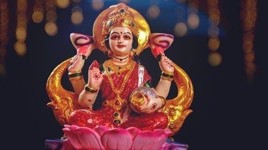 தொழில் வளர்ச்சியடைய எந்த திசையை கவனிக்க வேண்டும்.. லட்சுமி அருளால் பணக்கஷ்டம் நீங்க வாஸ்து முக்கியம்! தொழில் வளர்ச்சியடைய எந்த திசையை கவனிக்க வேண்டும்.. லட்சுமி அருளால் பணக்கஷ்டம் நீங்க வாஸ்து முக்கியம்!
