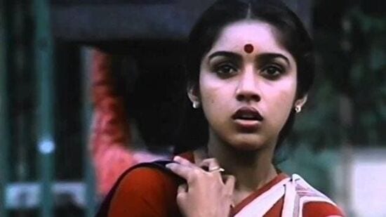 யார் இந்த நடிகை ரேவதி?:நடிகை ரேவதியின் இயற்பெயர் ஆஷா கேளுன்னி அல்லது ஆஷா குட்டி கேளுன்னி. இவரது தந்தையின் பெயர் மலாங் கேளுன்னி நாயர். இவர் இந்திய ராணுவத்தில் மேஜராகப் பணியாற்றியவர். இவரது தாயின் பெயர் லலிதா கேளுன்னி. இவரது தந்தையும் தாயும் கேரளாவின் பாலக்காடு மாவட்டத்தைப் பூர்வீகமாகக் கொண்டவர்கள் ஆவர்.இவர் தனது பள்ளிப் பருவத்தில் பள்ளியில் படித்துக்கொண்டிருக்கும்போது, ஃபேஷன் ஷோவில் பங்கெடுத்தார். அப்போது எடுக்கப்பட்ட குழுப் புகைப்படங்களில் ஒன்று ஒரு தமிழ் இதழில் அட்டைப்படமாக வெளியாகியுள்ளது. அதைப் பார்த்த இயக்குநர் பாரதிராஜா, தன்னுடைய ‘மண் வாசனை’ திரைப்படத்தில் ரேவதி என்னும் திரைப்படப் பெயரை சூட்டி, கதாநாயகியாக நடிக்க வைத்தார்.