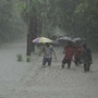 Mumbai rain: மும்பையில் பெய்த கனமழையால் நகரில் வெள்ளம் பெருக்கெடுத்தது.. ரயில் சேவை பாதிப்பு(Photo by Bachchan Kumar/ HT PHOTO)