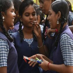 <p>அதன்படி, காலை 9 மணிக்கு பள்ளிகள் திறக்கப்பட்டு மதியம் 12. 25 மணிக்கு இடைவேளை விடப்படுகிறது. அதன் பிறகு 1.35 மணிக்கு தொடங்கி மாலை 4:20 மணி வரை பள்ளிகள் செயல்பட உள்ளன.</p>