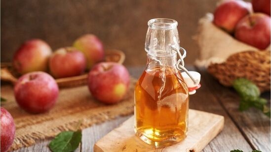 ஆப்பிள் சைடர் வினிகர்: இன்சுலின் உணர்திறனை மேம்படுத்துவதோடு, நீங்கள் மிகவும் பசியாக உணர்ந்தால், ஆப்பிள் சைடர் வினிகரை தண்ணீரில் கலந்து தினமும் குடிக்கவும். இது தொப்பையை குறைக்க உதவுகிறது.