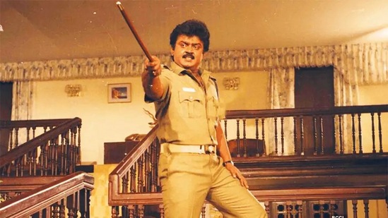 விஜயகாந்த் தினமும் மிஷின் கன், பைட், பறந்து பறந்து அடிக்குறது அப்படின்னு இருந்த நேரத்தில் இது ஏதோ பொழுது போக்கிற்காகன்னு வந்து சின்ன கவுண்டர் நடிச்சார் என்பது தான் உண்மை. அந்த படத்தில் அவர் கேரக்டர பத்தி வரும் போது எல்லாருமே அவர சுத்தி பேசிக்கிட்டு இருப்பாங்க. அவரு இப்படி இவரு இப்படி.. கவுண்டர் வந்தாலே அப்படின்னு பேசிக்கிட்டு இருப்பாங்க. விஜயகாந்திற்கு டையலாக்கே இருக்காது.