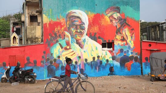 ஷங்கர் இயக்கத்தில், கமல்ஹாசன் நடிப்பில், கடந்த 1996-ம் ஆண்டு வெளியான திரைப்படம் ‘இந்தியன்’. இந்தப்படத்தின் இரண்டாம் பாகமான &nbsp;‘இந்தியன் 2’ திரைப்படம் நாளை வெளியாக இருக்கிறது. இந்தப்படத்தில், கமல்ஹாசன் உடன் சித்தார்த், ரகுல் ப்ரீத் சிங், எஸ்.ஜே.சூர்யா, விவேக் உள்ளிட்ட பலர் முக்கிய கதாபாத்திரங்களில் நடித்துள்ளனர். இந்தப்படம் தமிழ், தெலுங்கு, ஹிந்தி, மலையாளம், கன்னடம் என பல மொழிகளில் வெளியாகிறது.&nbsp;&nbsp;