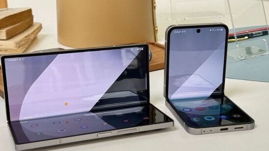 Galaxy Unpacked 2024 நிகழ்வில், Samsung நிறுவனம் Snapdragon 8 Gen 3 சிப்செட் கொண்ட புதிய தலைமுறை மடிக்கக்கூடிய ஸ்மார்ட்போன்களை அறிவித்தது. இந்த இரண்டு ஸ்மார்ட்போன்களும் குறிப்பிடத்தக்க மேம்படுத்தல்கள் மற்றும் மிகவும் நேர்த்தியான, கச்சிதமான மற்றும் எடையற்ற புதிய வடிவமைப்பைக் கொண்டுள்ளன. கூடுதலாக, Fold 6 மற்றும் Flip 6 ஆகியவை சக்திவாய்ந்த Galaxy AI அம்சத்தைக் கொண்டுள்ளன