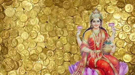 ஜூலை இரண்டாவது வாரம் ஜோதிடத்தின் பார்வையில் சிறப்பு வாய்ந்தது. ஒருபுறம் குப்த நவராத்திரி நடந்து கொண்டிருக்கிறது. மறுபுறம், கிரகங்களின் நிலை தனலட்சுமி யோகத்தை உருவாக்குகிறது. 4 ராசிக்காரர்கள் இதன் மூலம் மிகவும் பயனடையப் போகிறார்கள். மகாலட்சுமியின் அருளால் இவர்களின் பொருளாதார அதிர்ஷ்டம் இந்நேரம் அபரிமிதமாக இருக்கும். அவர்கள் யார் என்று பார்க்கலாம்.