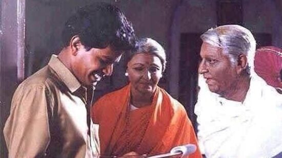 இயக்குநர் ஷங்கர் இந்தியன் தாத்தா உருவான கதையை ‘தி இந்து’ (ஆங்கிலம்) யூடியூப் சேனலுக்கு கொடுத்த பேட்டியில் பகிர்ந்து இருக்கிறார்.&nbsp;தாத்தா உருவானது எப்படி?&nbsp;அந்த பேட்டியில் அவர் பேசும் போது, “ என்னுடைய கோபத்தினுடைய உருவம் தான் இந்தியன் தாத்தா. நான் சிறுவயதாக இருந்த பொழுது, ஜாதி சான்றிதழ் வாங்குவதற்கு, வருமான வரி சான்றிதழ் வாங்குவதற்கு, நான் பட்ட கஷ்டங்கள் எனக்கு நன்றாகவே தெரியும். அதை நான் ஒரு ஃபிலிம் மேக்கராக மாறும்பொழுது, திரைப்படமாக மாற்றினேன்.&nbsp;&nbsp;&nbsp;