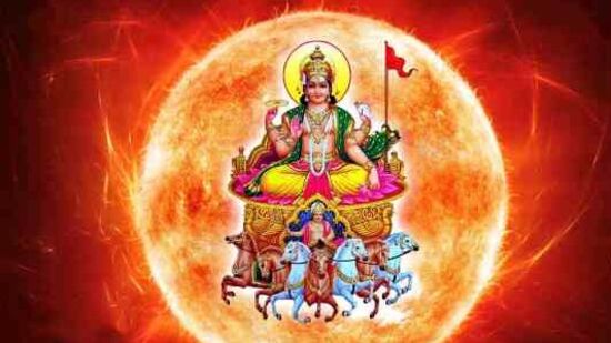 இந்நிலையில் சூரிய பகவான் கடந்த ஜூன் 15ஆம் தேதியன்று புதன் பகவானின் மிதுன ராசியில் நுழைந்தார். மிதுன ராசி புதன் பகவானின் சொந்தமான ராசி என்பதால் அதனுடைய தாக்கம் கட்டாயம் அனைத்து ராசிகளுக்கும் இருக்கும். சூரியன் மற்றும் புதன் இவர்கள் இருவரும் நட்பு கிரகங்கள் என்ற காரணத்தினால் ஒரு சில ராசிகள் அதிர்ஷ்டத்தை முழுமையாக அனுபவிக்கப் போகின்றனர். அது எந்தெந்த ராசிகள் என்பது குறித்து இந்த பதிவில் காணலாம்.&nbsp;