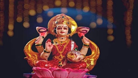 பணப்பிரச்னை நீங்கி அதிர்ஷ்டம் கிடைக்க வீட்டில் இந்த நான்கு விஷயங்களை தவறாமல் செய்யுங்கள் பணப்பிரச்னை நீங்கி அதிர்ஷ்டம் கிடைக்க வீட்டில் இந்த நான்கு விஷயங்களை தவறாமல் செய்யுங்கள்