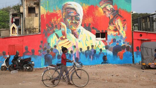 கதையின் கருஇந்தியன் முதல் பாகத்தில், லஞ்சம் வாங்கிக்கொண்டு மக்களுக்கு எதிராக செயல்படும் அதிகாரிகளையும், அரசியல் வாதிகளையும், இந்தியன் தாத்தா கொல்வதை மைய கருவாக வைத்து கதை சொல்லி இருந்தார் இயக்குநர் ஷங்கர். தற்போது வெளியாகி இருக்கும் இரண்டாம் பாகத்திலும், அதுதான் மையக்கரு. ஒரே வித்தியாசம், தற்போதைய தலைமுறையில் லஞ்சத்தால் ஏற்படும் பிரச்சினைகளை கருவாக எடுத்து காட்சிகளை வடிவமைத்து இருக்கிறார் அவ்வளவுதான்.அந்த பிரச்சினை சம்பந்தமான காட்சிகளை சித்தார்த்தையும், அவர் நடத்தி வரும் யூ- டியூப் சேனல் மூலமாகவும் நகர்த்தி இருக்கும் ஷங்கர், அதன் மூலமாக, பல்லாண்டுகளுக்கு முன்னதாக தாய்பேய்க்கு சென்ற இந்தியன் தாத்தாவிற்கு, சோசியல் மீடியா வழியாக அழைப்பு விடுகிறார்.&nbsp;