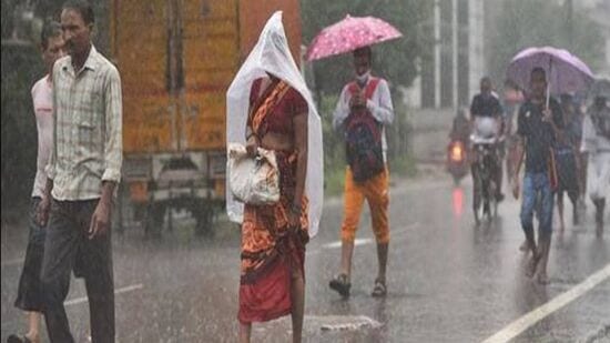 மேற்கு திசை காற்றின் வேகமாறுபாடு காரணமாக, இன்று மற்றும் நாளை தமிழகத்தில் ஒருசில இடங்களிலும், புதுவை மற்றும் காரைக்கால் பகுதிகளிலும் இடி மற்றும் மின்னலுடன் கூடிய லேசானது முதல் மிதமான மழை பெய்யக்கூடும்.