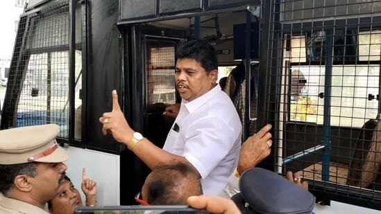 வங்கி கணக்குகளை அரசு முடக்கும் என்பதால் சொத்துக்களை பணமாக மாற்ற முயல்கின்றனர். காவல்துறை நடவடிக்கை எடுக்க வேண்டும் என்றும் அசோக் ஸ்ரீநிதி வேண்டுகோள் விடுத்து உள்ளார்.&nbsp;