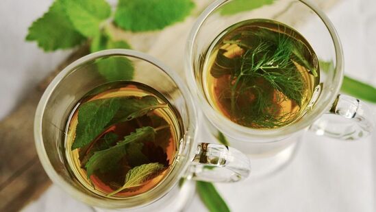 மாதுளை சாறு: மாதுளை சாறு உயர் இரத்த அழுத்தத்தை கட்டுக்குள் வைத்திருப்பதோடு, உடலில் இரத்த குறைபாட்டையும் நீக்குகிறது. மாதுளை அல்லது மாதுளையில் நிறைய ஆன்டிஆக்ஸிடன்ட்கள் உள்ளன, இது உங்கள் இதயத்தை ஆரோக்கியமாக வைத்திருக்கிறது மற்றும் இரத்த அழுத்தம் கட்டுப்பாட்டில் உள்ளது.