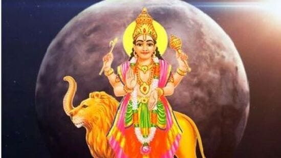 லக்னத்திற்கு 6, 7, 8ஆம் இடங்களில் லக்னம் தனது ஒளியை சிதறடிக்கும். இந்த லக்ன ஒளி சிதறும் இடத்தில் இயற்கை சுபர்கள் என்று சொல்லக்கூடிய குரு, சுக்கிரன், புதன் ஆகிய கிரகங்கள் வரிசையாக அமர்ந்தாலோ, அல்லது மூவரும் கூடி 6, 7, 8ஆம் இடங்களில் ஏதேனும் ஒரு வீட்டில் இருந்தாலோ, அல்லது இருவர் ஒரு ராசியிலும், ஒருவர் ஒரு ராசியிலும் பிரிந்து இருந்தாலோ, இவர்கள் வேறு தீய கோள்களின் தொடர்பு இல்லாத போது ஜாதகர் லக்ன அதி யோகத்தை அடைகிறார்.